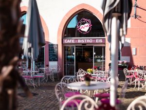 Außenansicht auf die Café-Terrasse und den Eingang von Sam's Café