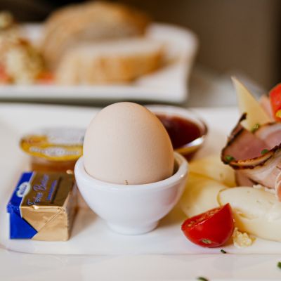 Herzhafte Frühstücksplatte mit Bio-Ei bei Sams
