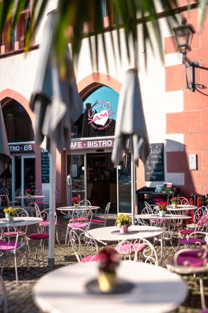 Außenansicht auf die Café-Terrasse und den Eingang von Sam's Café