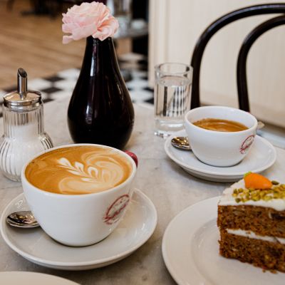 Cappuccino mit cremigem Milchschaum und Rüblikuchen