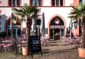 Außenansicht auf die Café-Terrasse